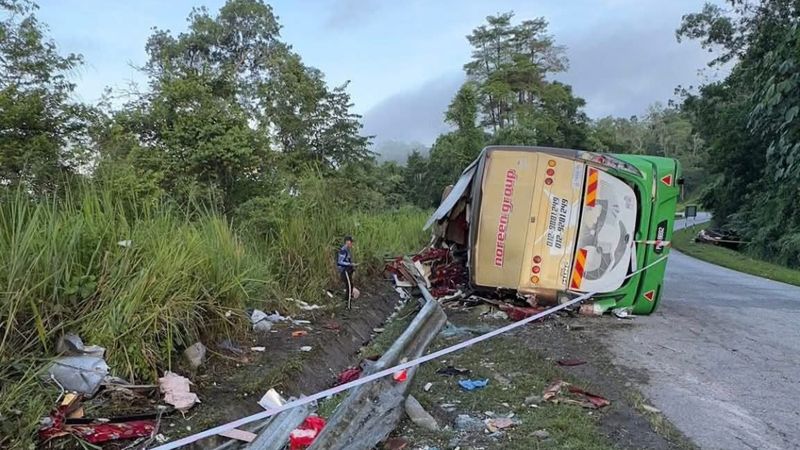 Malezya'da otobüs kazası: 15 kişi hayatını kaybetti