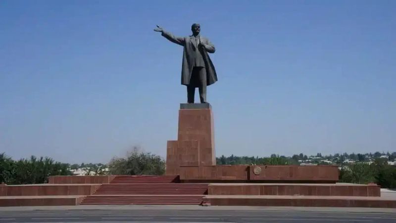 Kırgızistan'da Orta Asya'nın en büyük Lenin heykeli kaldırıldı