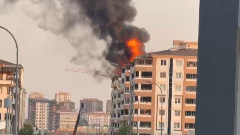 Gaziantep'te 7 katlı binanın çatısı alev alev yandı