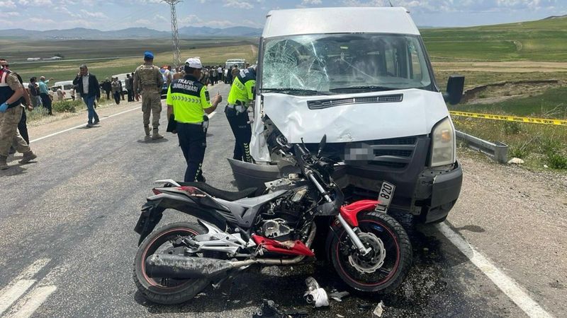 Van'da motosiklet ile minibüs çarpıştı: 2 ölü