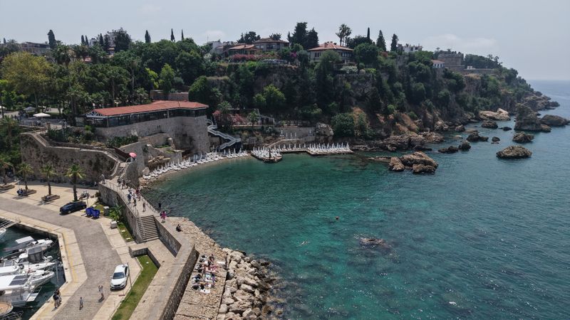 Antalya'da plajdaki bin liralık şezlong ücreti yarıya düşürüldü