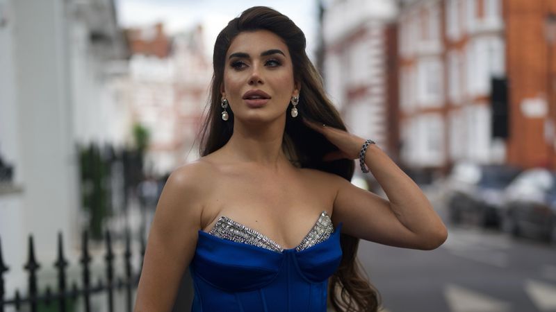 Eski manken Ebru Şancı derin dekolteli pozuyla gündem oldu