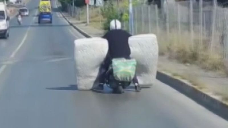 Sultanbeyli’de motosikletle yatak taşıdı