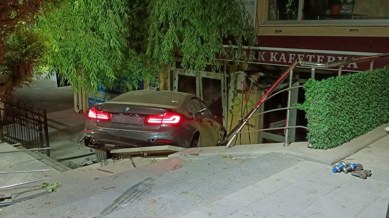 Ankara'da araç çay ocağına uçtu