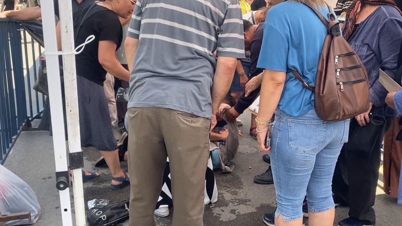 Ferdi Zeyrek'in taziyesinde yaşlı kadın fenalaştı