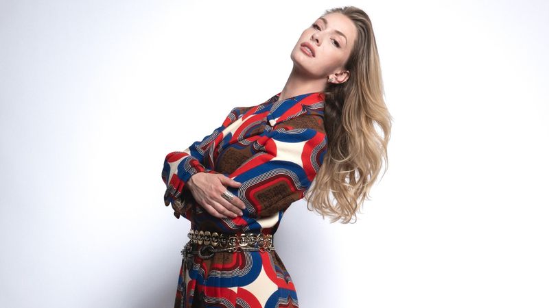 Yasemin Kay Allen'e sıcak bastı! Gece denize girdi