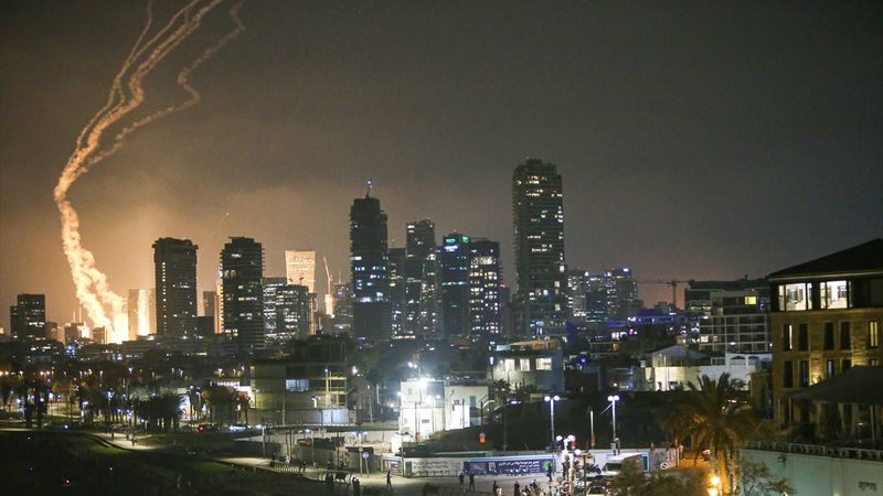 İran, İsrail'in askeri üslerinin hedef alındığını duyurdu