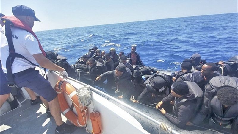 İzmir açıklarında 47 düzensiz göçmen kurtarıldı