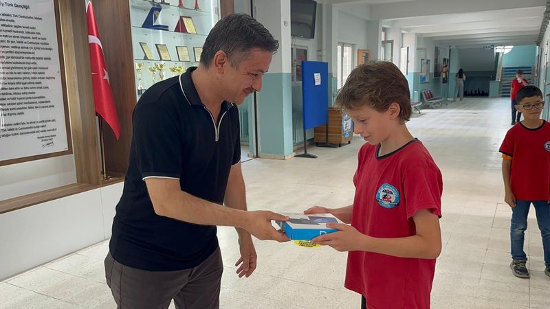 Düzce'de okul koridorundaki çöpü kutuya atan öğrenciye tablet hediyesi