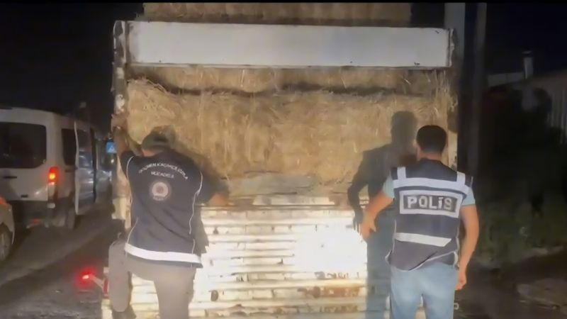 Hatay'da tırdaki saman balyaları arasında saklanan 31 düzensiz göçmen yakalandı