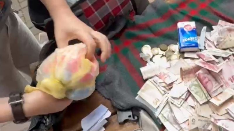 İstanbul'da dilencinin pazar arabasından çıkanlar şaşırttı