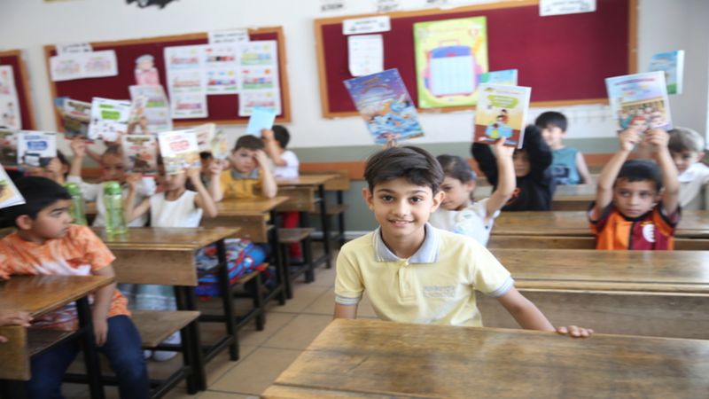 Siirtli Ömer, kampanyayla topladığı kitapları babasının görev yaptığı okula ulaştırdı