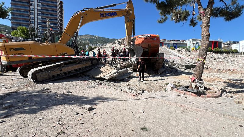 Kahramanmaraş'ta iş makinesi operatörü, yıktığı binanın altında kaldı