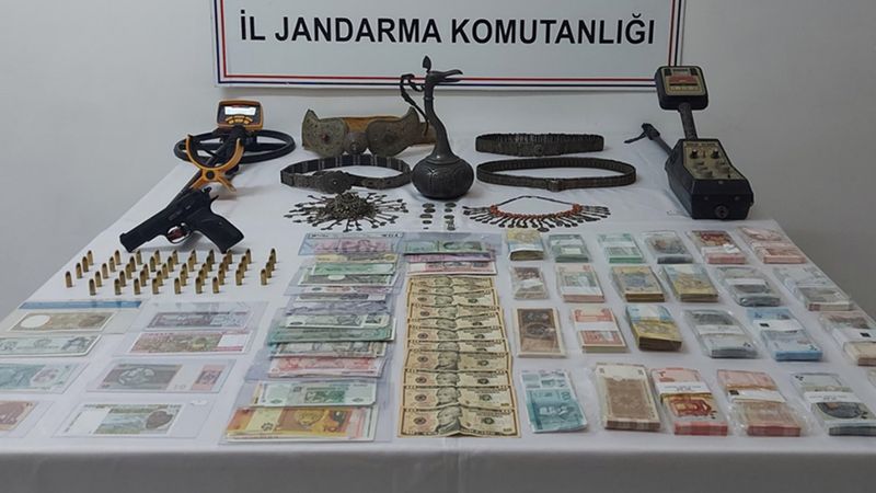 Bayburt merkezli 13 ilde operasyon: Tarihi eserler ele geçirildi