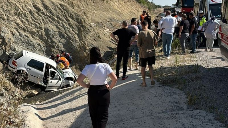 Manisa'da menfeze düşen otomobildeki çocuk can verdi