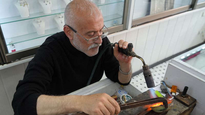 Bayburt’un tek gümüş ustası mesleğini 35 senedir ayakta tutuyor