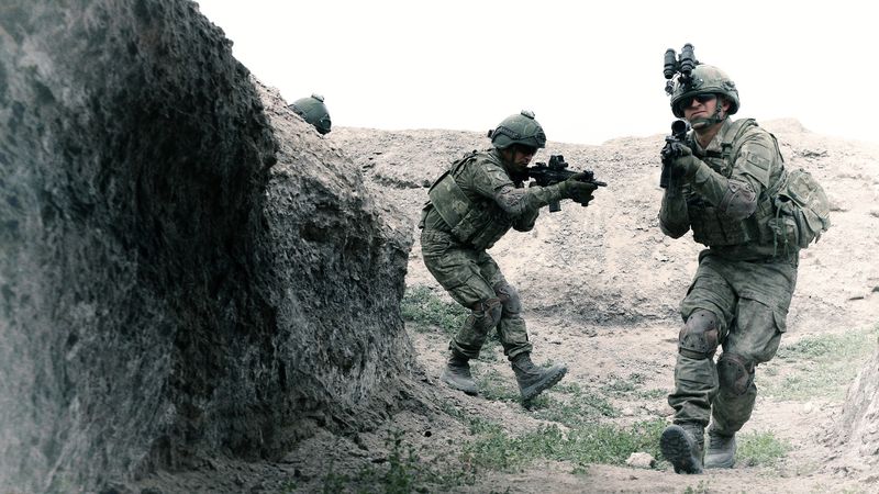 MSB Mehmetçik'in eğitiminden görüntü paylaştı: Daima ileri