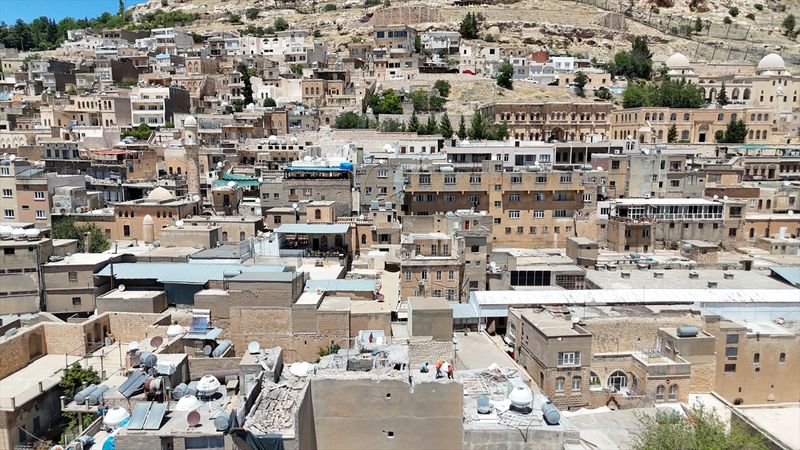 Mardin'de tarihi yapıların üzerine konan betonarme binalar yıkılıyor