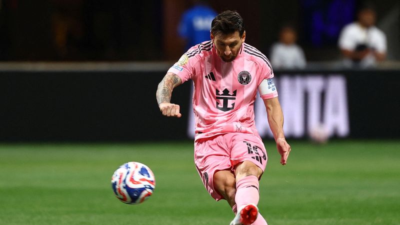 Lionel Messi'den Porto'ya şık frikik golü