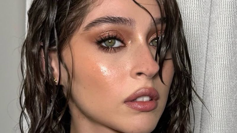 Oyuncu Cemre Baysel'den sütyensiz tarz! Sosyal medyada gündem oldu