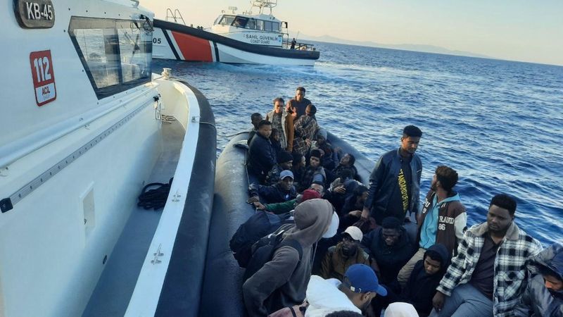 İzmir açıklarında 20 kaçak göçmen yakalandı, 35 göçmen ise kurtarıldı