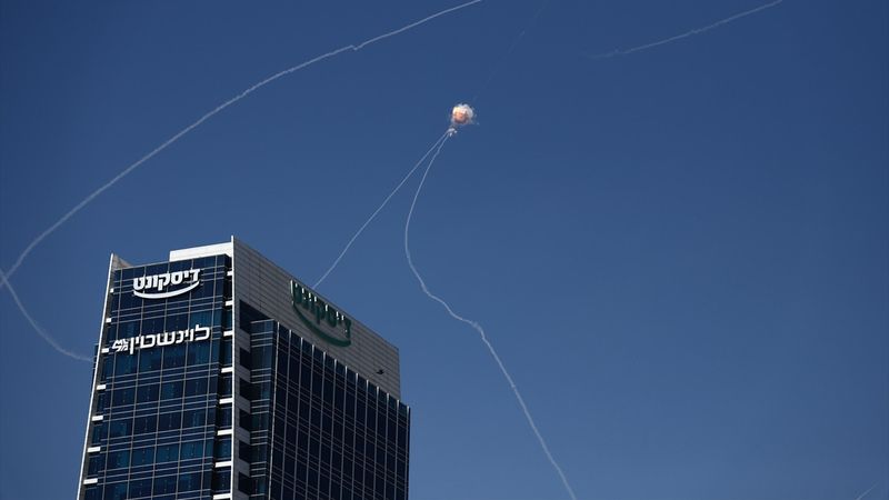 İsrail ordusu İran'dan füzelerin misilleme için ateşlendiğini açıkladı