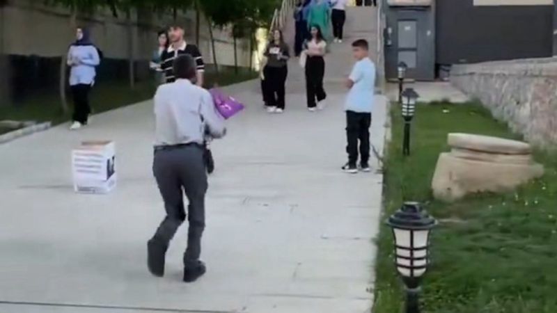 YKS'den çıkan kızını bakın nasıl karşıladı! 