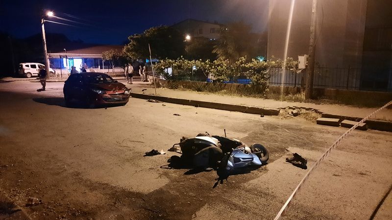 Kocaeli'de otomobille çarpışan motosikletin sürücüsü can verdi