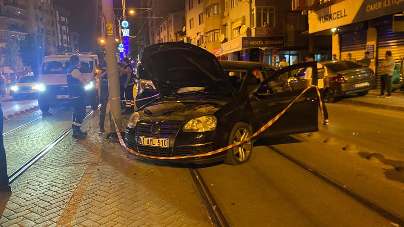 Kocaeli'de alkollü sürücü tramvay yoluna daldı: 2 yaralı