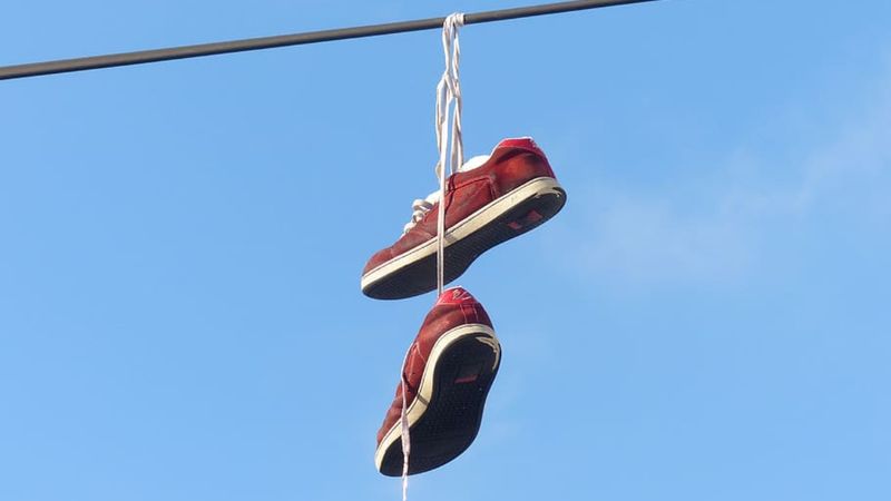 Elektrik tellerine asılan ayakkabılar bakın ne anlama geliyormuş