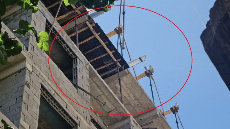 Diyarbakır'da inşaattan düşen 2 işçiden biri öldü