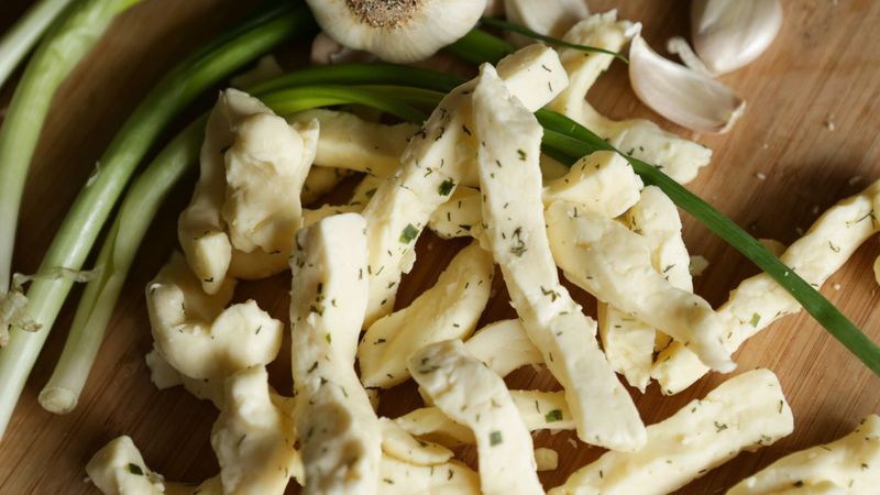 “Sakın Tüketmeyin” uyarısı yapıldı! Listaria tespit edilen peynir raflardan kalkıyor