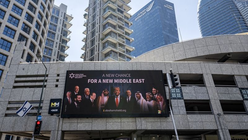 İsrail'in başkenti Tel Aviv'e 'Arap ülkeleriyle normalleşme' talep eden afiş asıldı