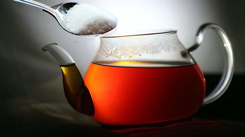 Çay suyuna bir tutam eklemek yetiyor, gün boyu taze tutuyor