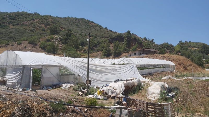 Antalya'da aniden başlayan hortum seralara zarar verdi