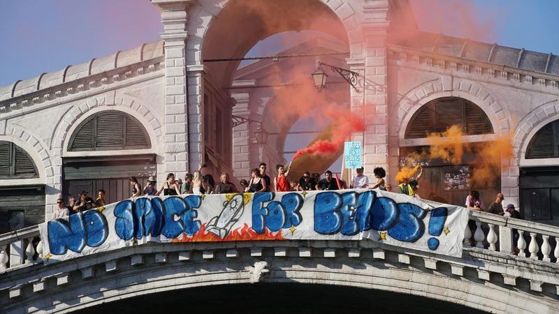 İtalya'da milyarder Jeff Bezos'ın düğünü protesto edildi