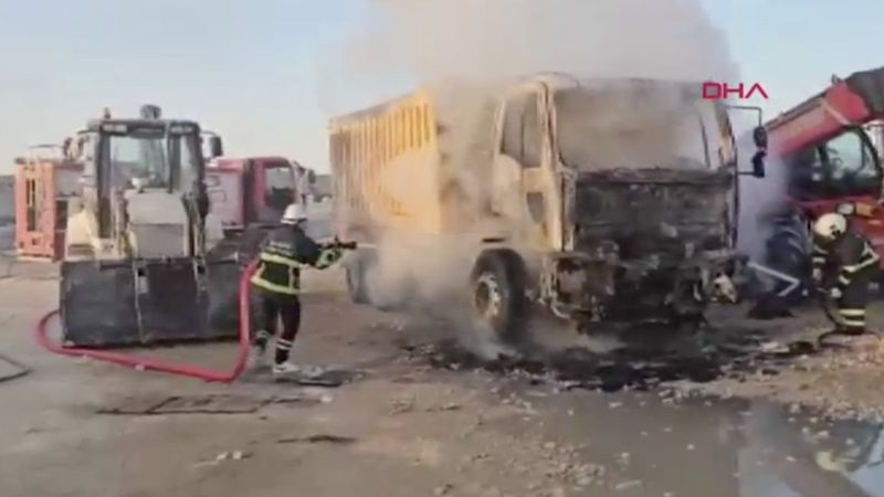 Mardin’de park halindeki hafriyat kamyonu yandı