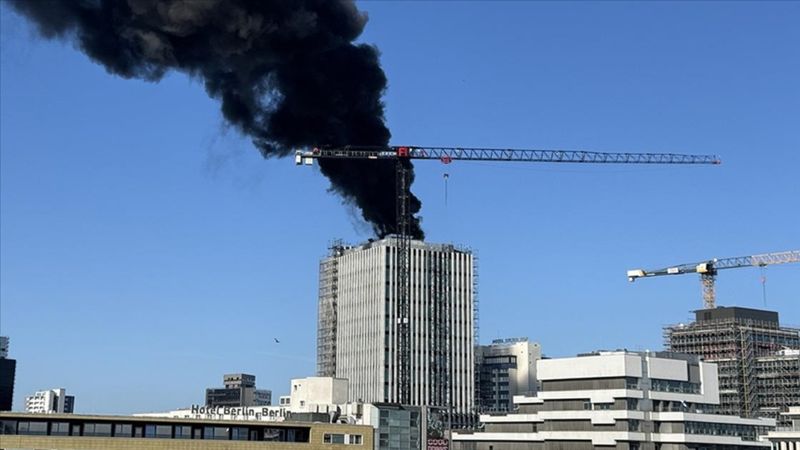 Berlin'de yüksek katlı binada yangın