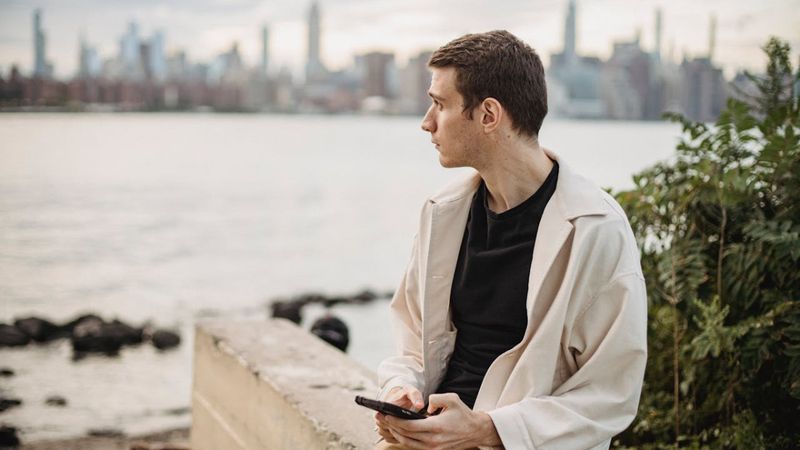 Seyahat ederken dijital kitaplarla kütüphaneni yanında taşı