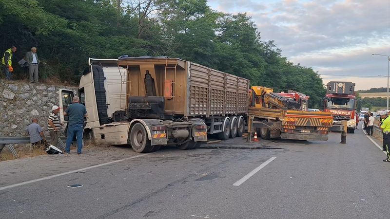 Samsun'da yola düşen tomruklar kazaya neden oldu: Traktör sürücüsü ağır yaralandı