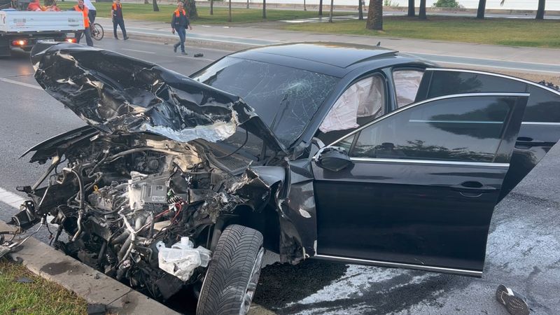 İstanbul'da iki otomobil çarpıştı: 1’i ağır 3 yaralı