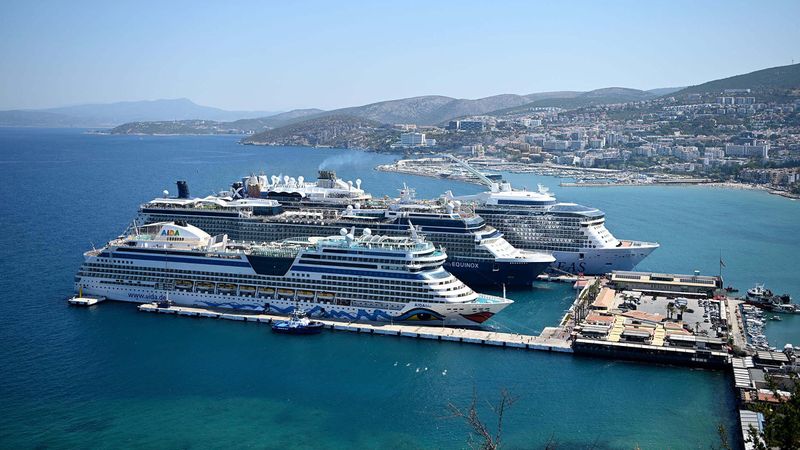 Aydın Kuşadası'na 3 kruvaziyerle 10 bin 649 turist geldi