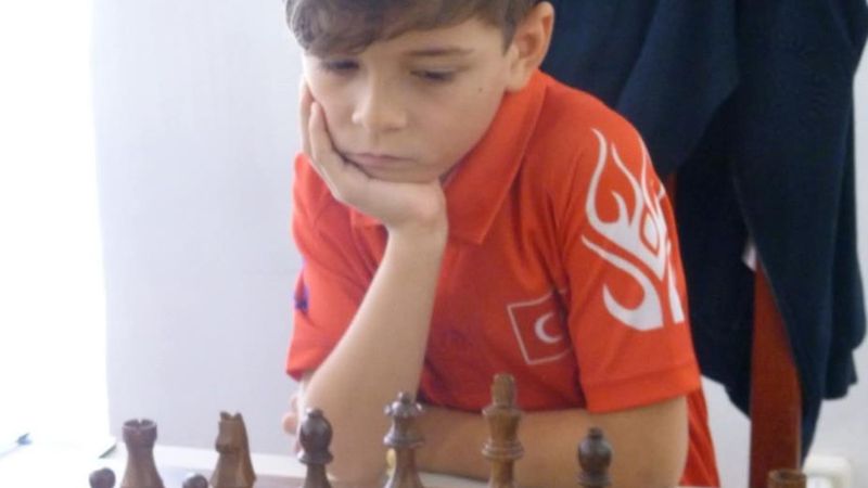 8 yaşındaki Ömer Taha Dede, satrançta dünya şampiyonu