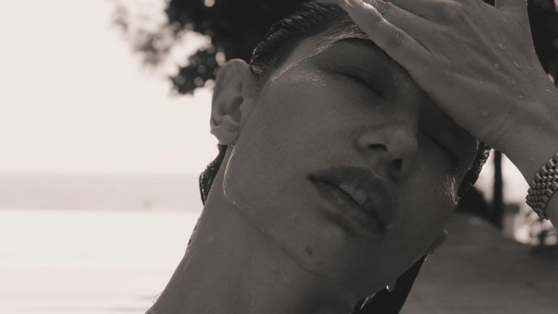 Demet Özdemir'den havuz pozları! Tatil karelerine beğeni yağdı