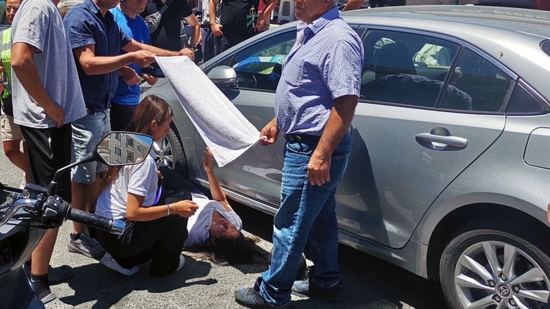 Muğla'da vatandaşlar, yaralı kadın sürücüyü havluyla güneşten korudu