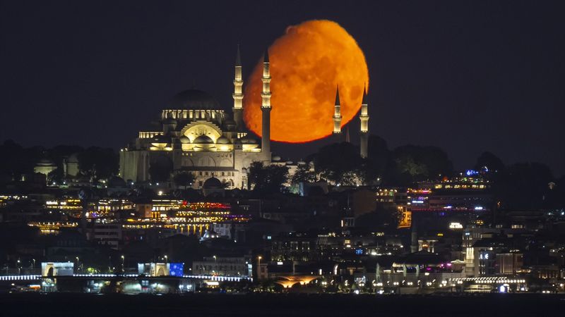 İstanbul'da ilk şişkin Ay, görenleri büyüledi