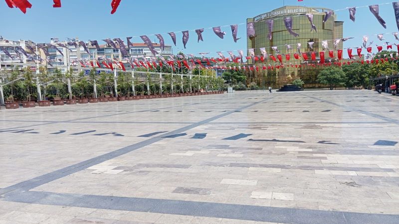 Aydın'da kavurucu sıcaklar nedeniyle sokaklar bomboş kaldı