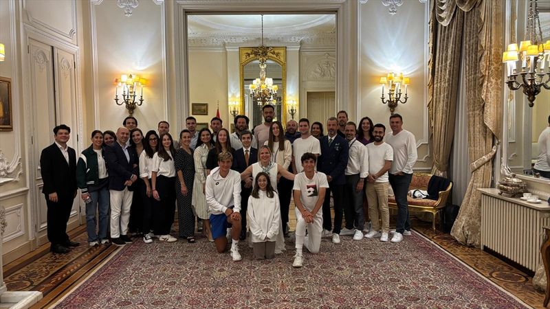 Osman Koray Ertaş, Wimbledon'da mücadele eden Türk sporcuları konutunda ağırladı