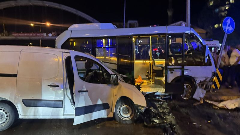 Rize'de minibüs ile hafif ticari araç çarpıştı: 10 yaralı