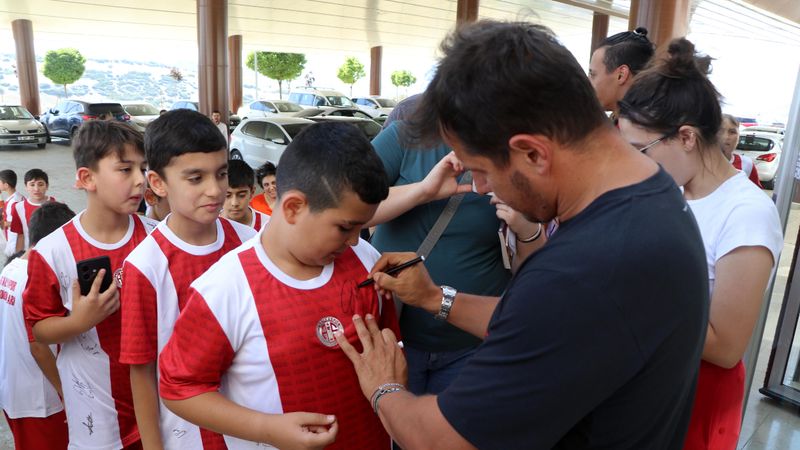 Emre Belözoğlu, kampta imza dağıttı